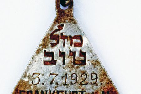This pendant is thought to have been owned by Karoline Cohn, who was born in the same city in the same year as Anne Frank. 