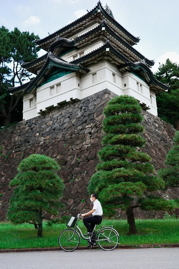Commuting in the Imperial Palace thumbnail