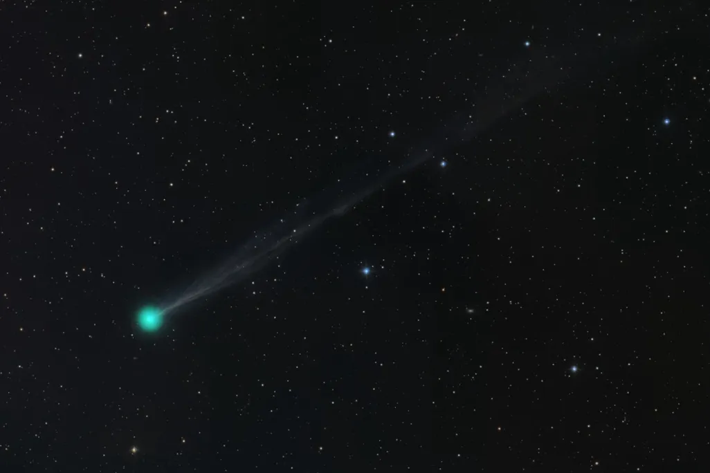 Comet C/2025 F2 (SWAN) captured from California, with a green glow and a long tail