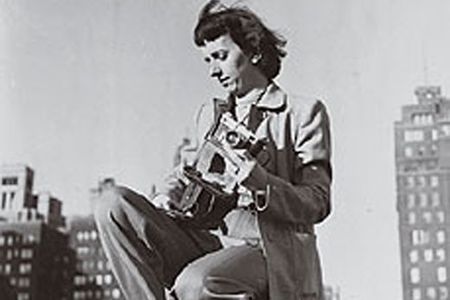 Bubley (c. 1960) made wartime photos in Washington, D.C. (1943) on her own.
