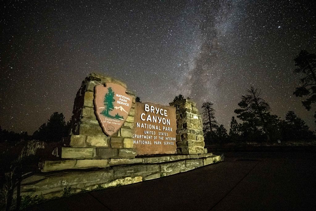Entrance sign to Bryce Canyon National Park at night