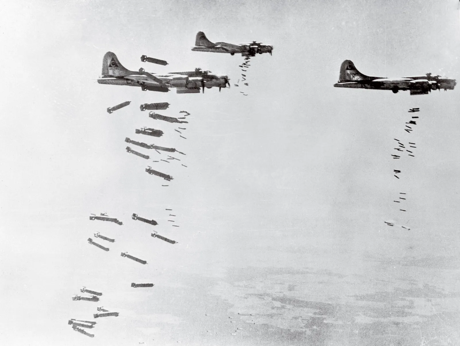 ww2 bomber planes dropping bombs