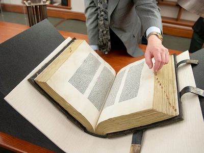 Stephen Tabor with the Huntington Library&#39;s copy of the Gutenberg Bible