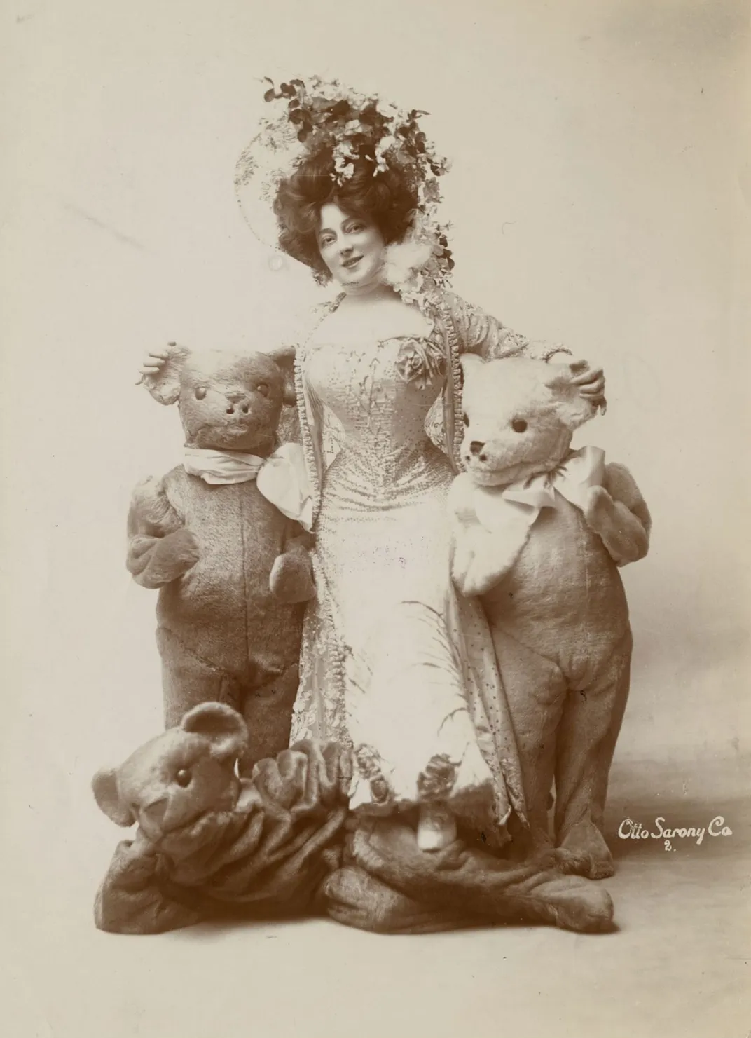 Anna Held performing with teddy bears in 1906 or 1907