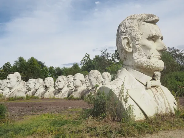 Abraham Lincoln sculpture thumbnail