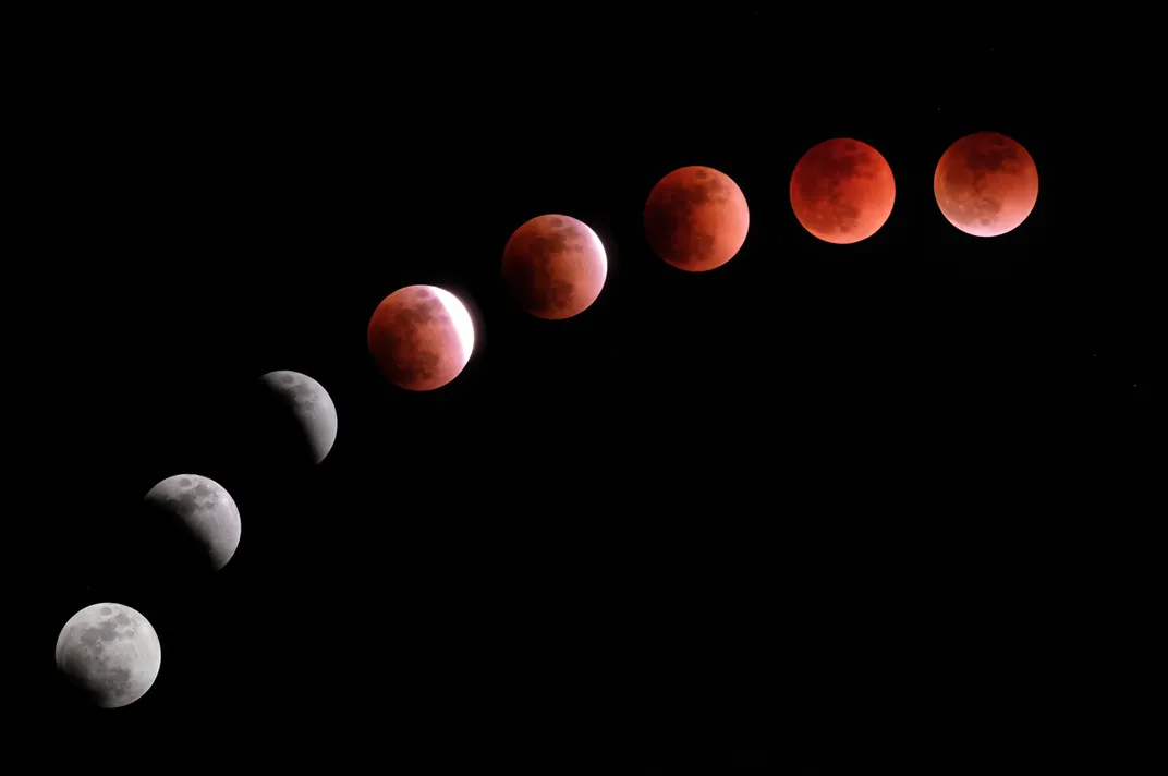 Составное изображение луны, покрытой земной тенью, которая медленно становится ярко-красной и в конечном итоге полностью закрывается.
