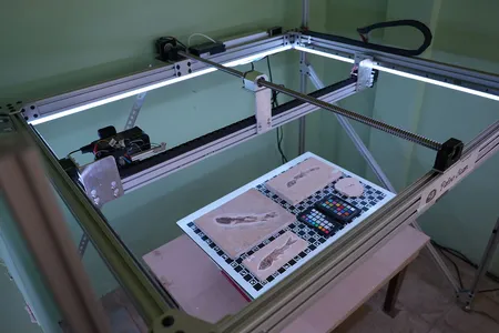 PaleoScan operates at Pl&aacute;cido Cidade Nuvens Museum of Paleontology (known by the Portuguese abbreviation MPPCN) in Brazil. For a typical procedure, multiple fossils are placed together on the calibration board to be scanned simultaneously.