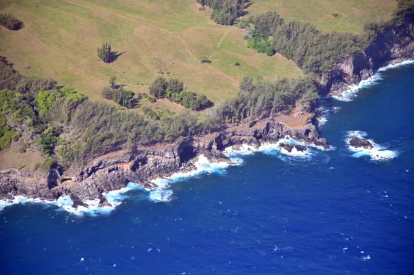 Above the coast of Hawai’i thumbnail