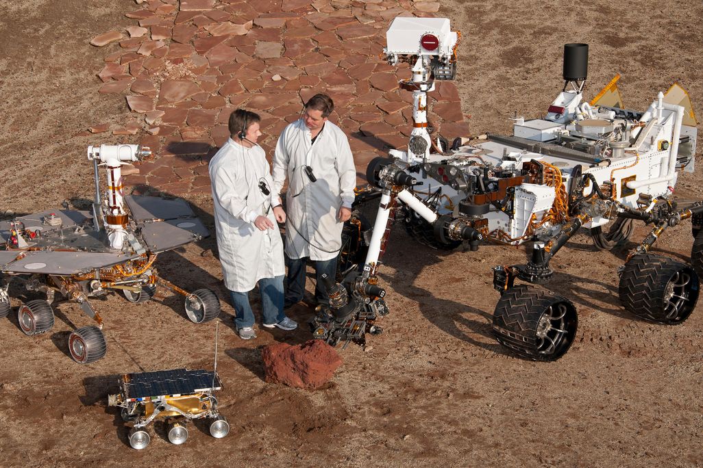 PIA15279_3rovers-stand_D2011_1215_D521.jpg