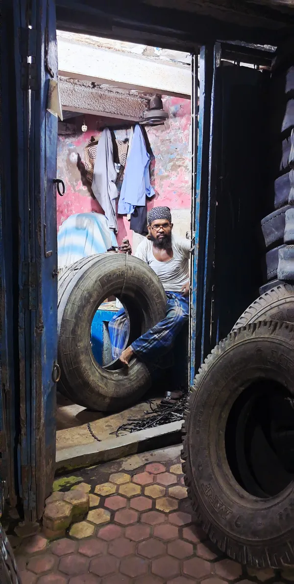 Tyres Worker in Old Kolkata thumbnail