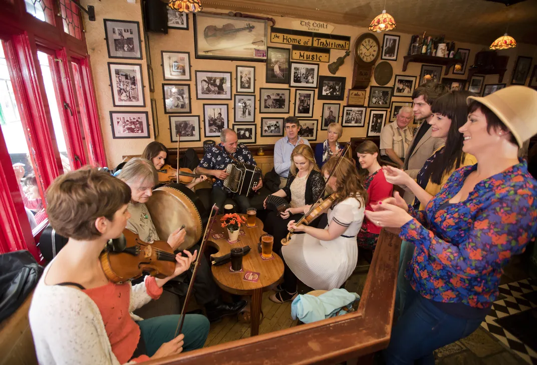 Lively music in a pub. Credit: Brian Morrison, Ireland Tourism