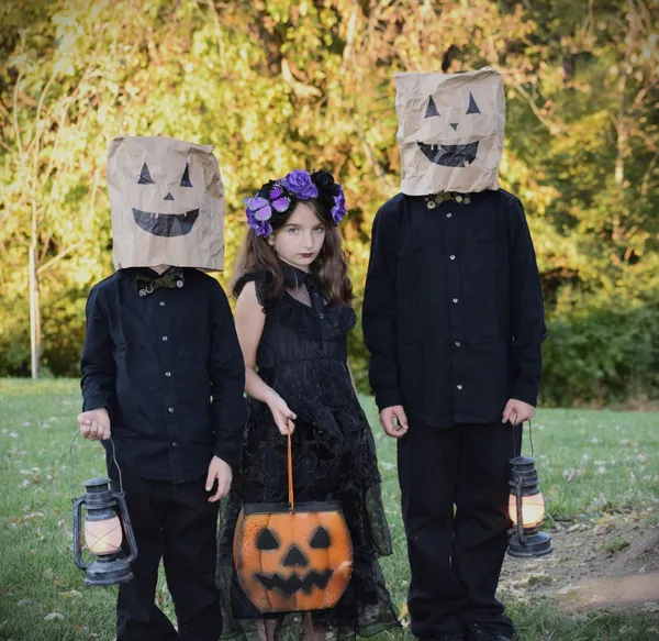 Creepy Costumes Gothic Family thumbnail