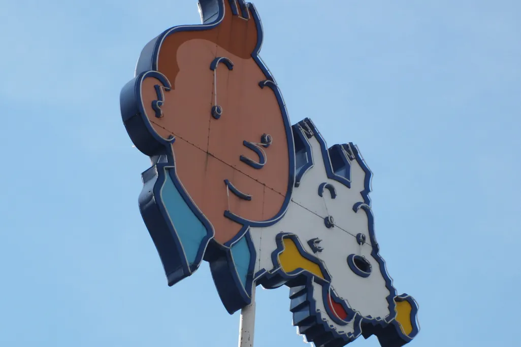 Tintin_and_Snowy_on_the_roof.jpg