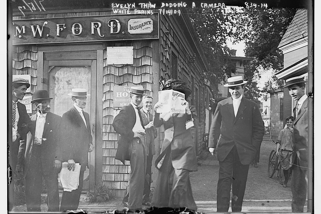 Evelyn Thaw dodging a camera, 1909