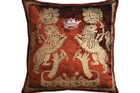 A Byzantine-style motif is woven on 18th-century looms by the weavers of Bevilacqua. A winged lion is the symbol of St. Mark, the city’s patron saint, and of the city. Mario e Paola Bevilacqua, 337/b, San Marco, Fondamenta della Canonica.
