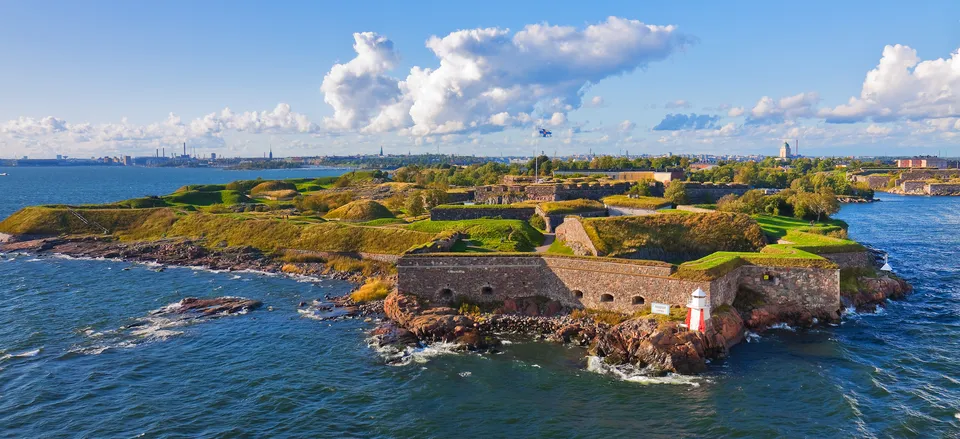  The fortifications of Suomenlinna, a World Heritage site near Helsinki 