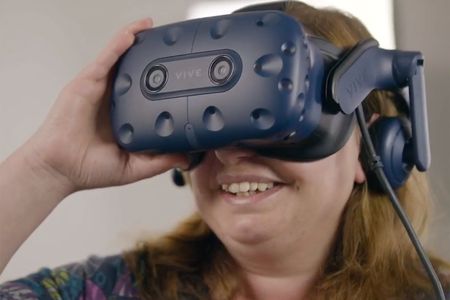 A patient uses the gameChange virtual reality program.