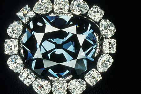 The diamond’s current setting, once described by Evalyn Walsh McLean as a “frame of diamonds,” was originally created by Pierre Cartier and has remained largely unchanged since the early 1900s.