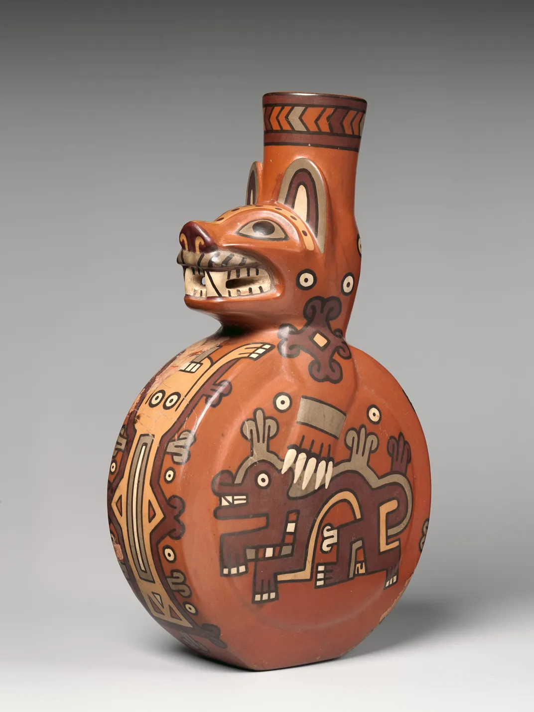 Bottle in the shape of a feline from Wari artist, circa 600–900 CE