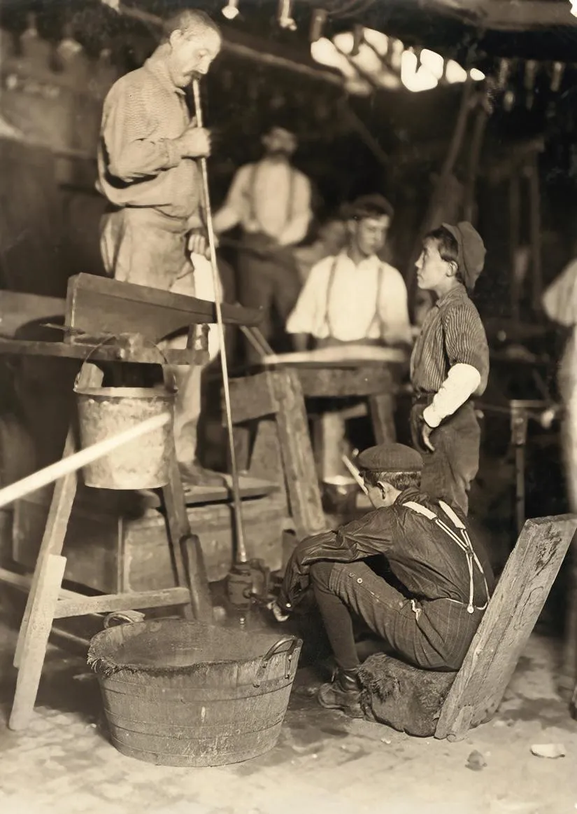 A glass blower and helpers in 1908