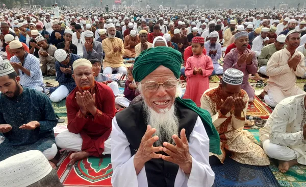 Collective Prayer and Supplication (Munajat) during Eid Congregation thumbnail
