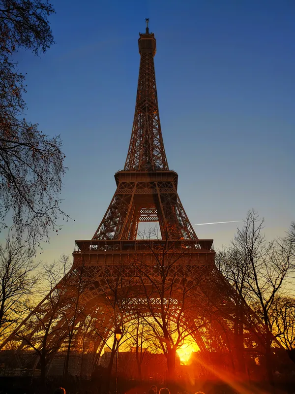 Red light behind the Eiffel tower thumbnail