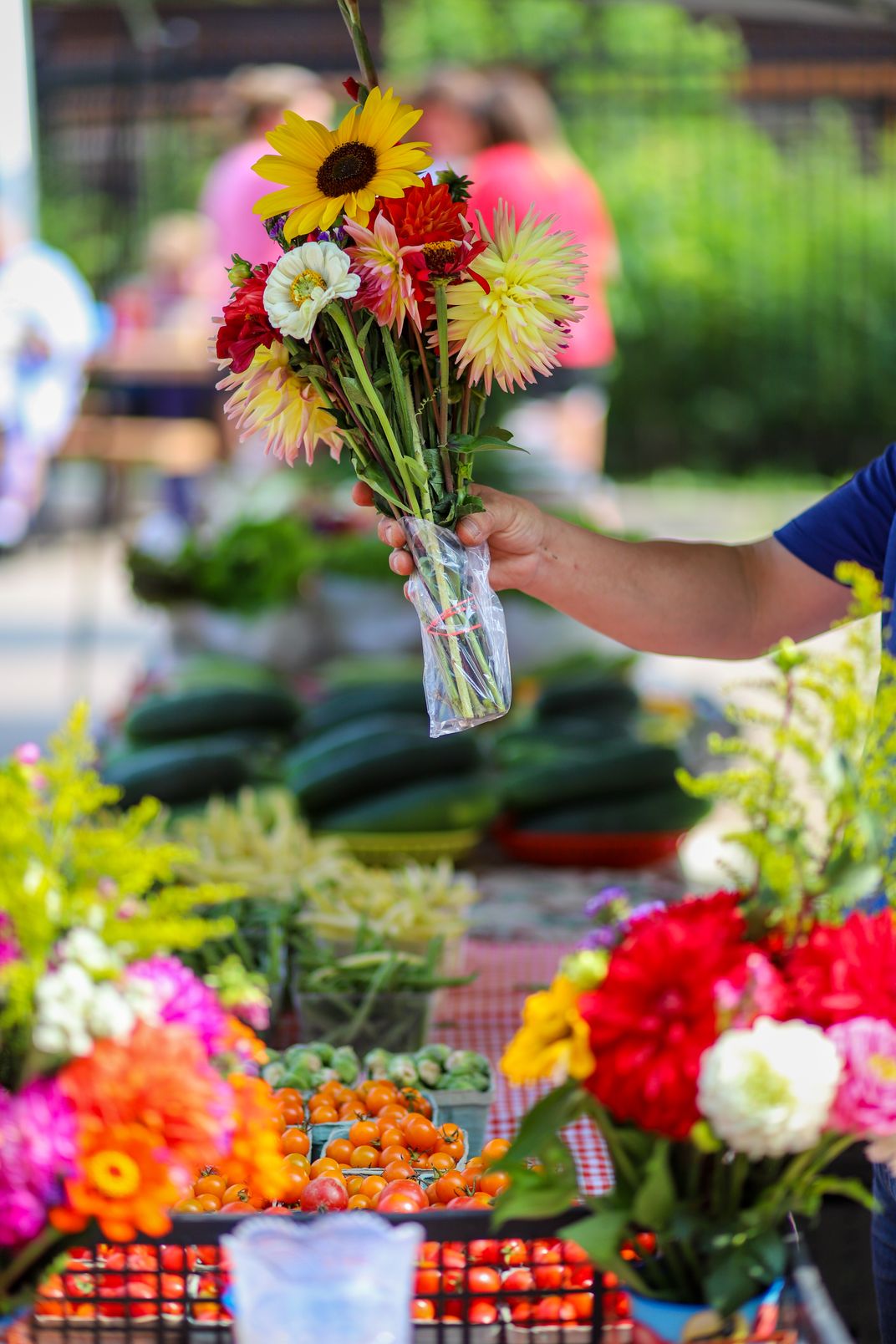 purchasing-flowers-at-the-farmer-s-market-smithsonian-photo-contest