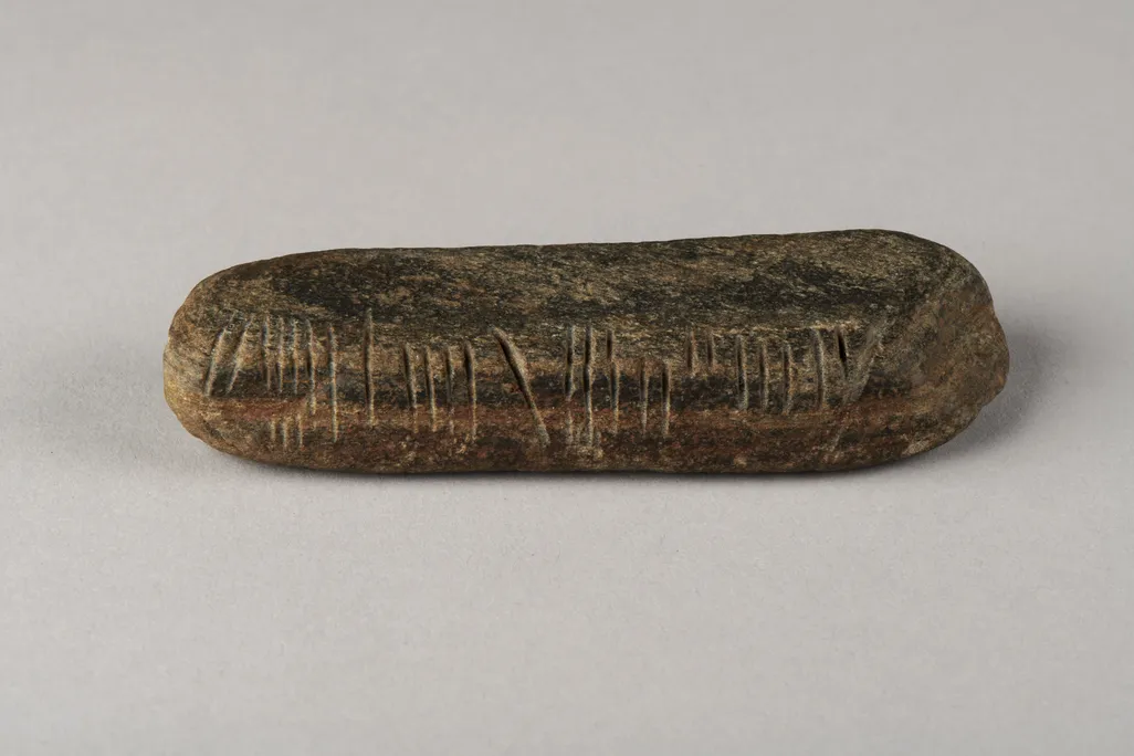 Stone with vertical lines on it