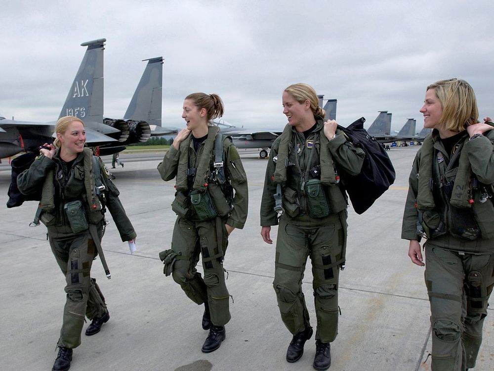 F-15_Eagle_female_pilots,_3rd_Wing.jpg