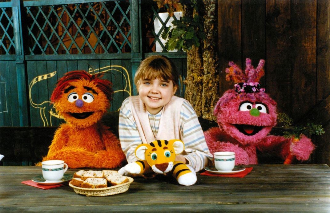 Muppets Kubik and Businka sharing a moment with Katya Mikhailovskaya (actress) and Tiger in the Ulitsa Sezam studio neighborhood