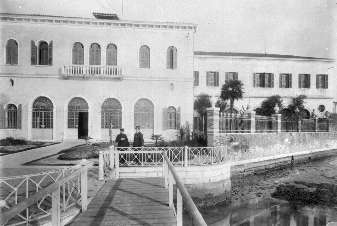 The entrance to the San Servolo hospital, early 1900s