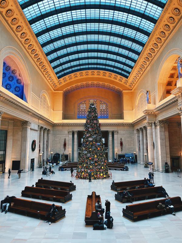 Inside the Great Hall of the Chicago Union Station during the holidays thumbnail