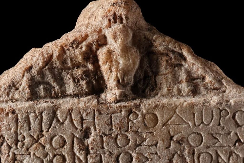 An oil amphora at the top of a Greek stele