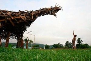 20110520083230wooden-dinosaur-520-300x200.jpg