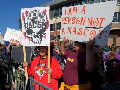 People protest against the name of the Washington, D.C., NFL team before a game between Washington and the Minnesota Vikings. Minneapolis, November 2, 2014. (John McDonnell/The Washington Post via Getty Images)