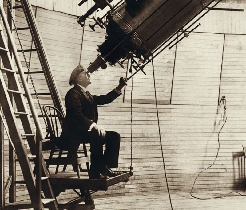 Percival_Lowell_observing_Venus_from_the_Lowell_Observatory_in_1914.jpg