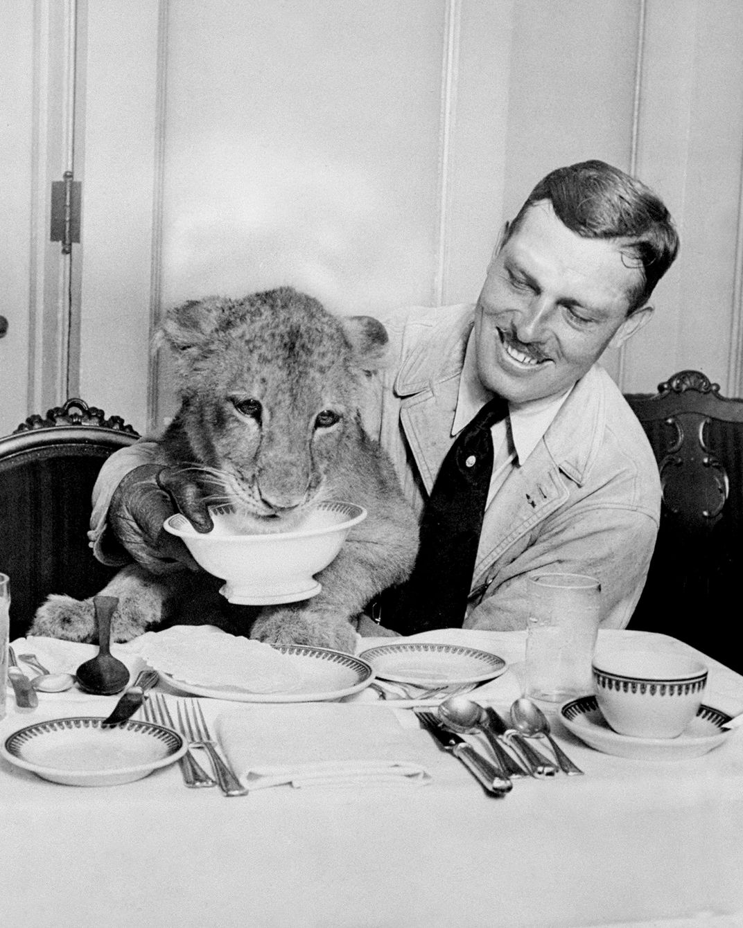 Roscoe Turner feeding Gilmore the lion club
