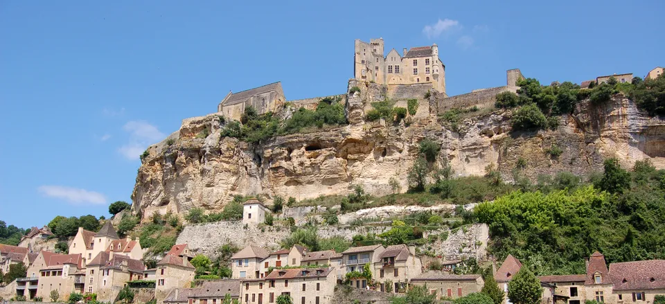  The castle of Beynac, placed high above the plains of the Dordogne region 