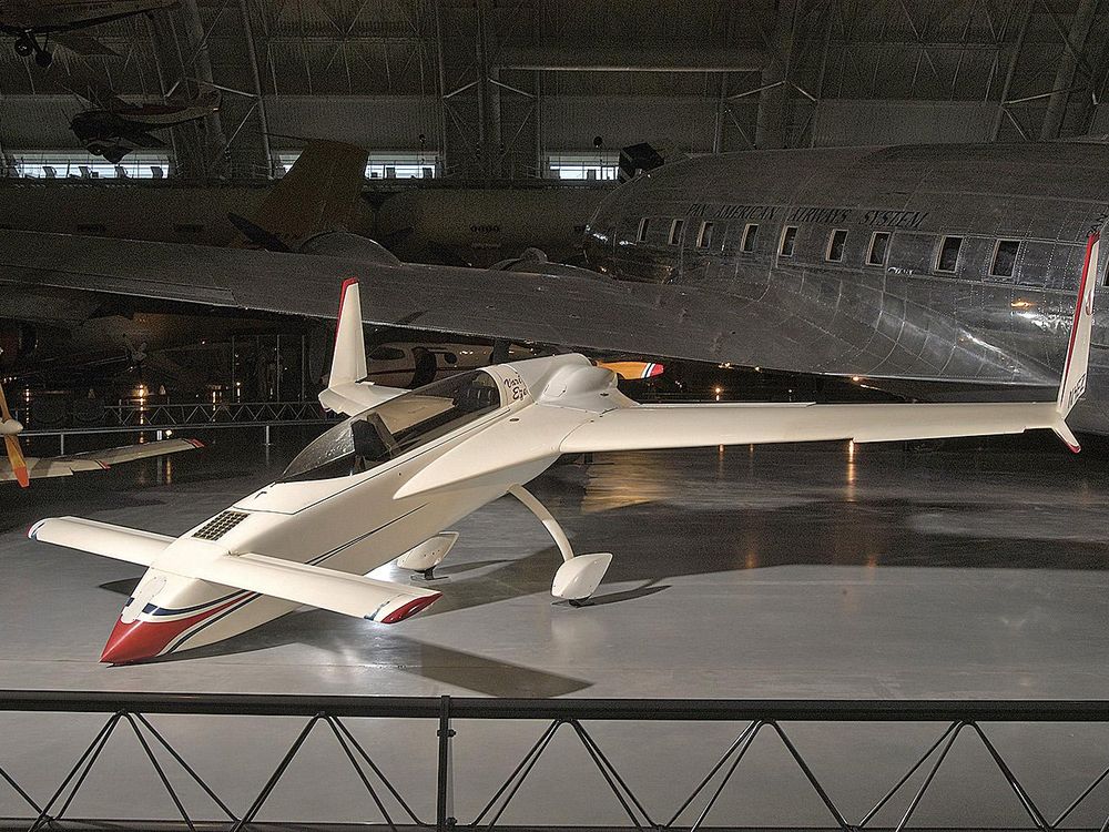 Rutan VariEze in a hangar