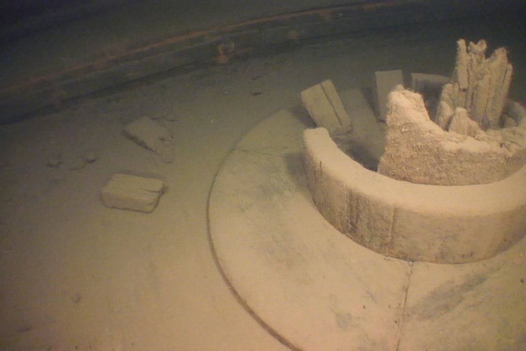 broken mast from underwater wreckage