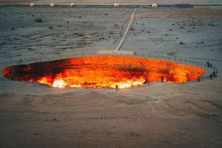 A popular tourist site, Turkmenistan&#39;s Darvasa crater pit has been burning gas for over 50 years. The country&#39;s attempts to put out its flames have been unsuccessful.&nbsp;

