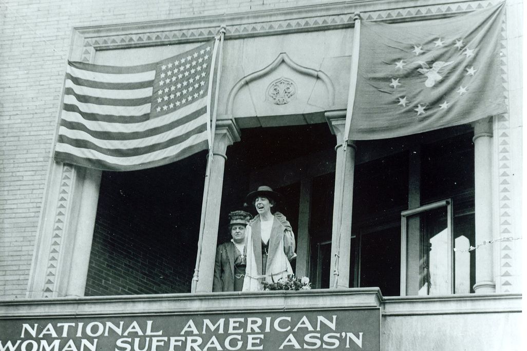 Jeannette_Rankin_on_the_balcony (2).jpg