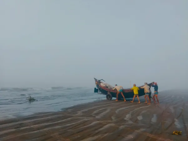 Fishermen who don't feel cold as they have responsibility thumbnail