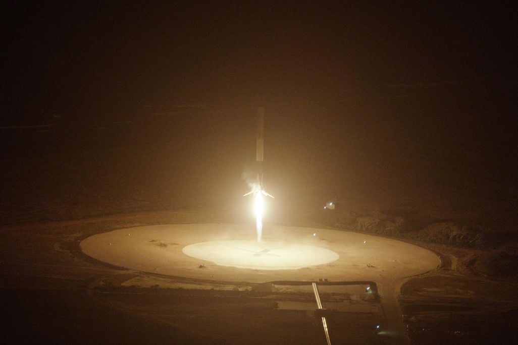 Falcon 1st stage landing Dec 2015.jpg
