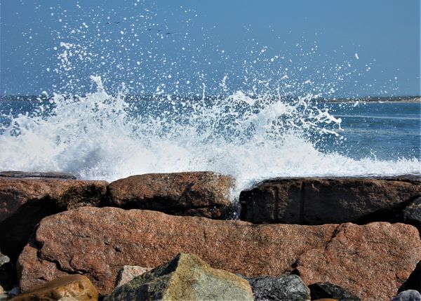 Wave Crashing on Rocks thumbnail