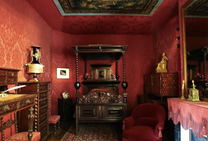 Victor Hugo's bedroom. His writing desk can be seen at the left. (image: Requillart via Maisons Victor Hugo)