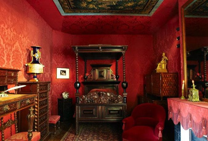 Victor Hugo's bedroom. His writing desk can be seen at the left. (image: Requillart via Maisons Victor Hugo)