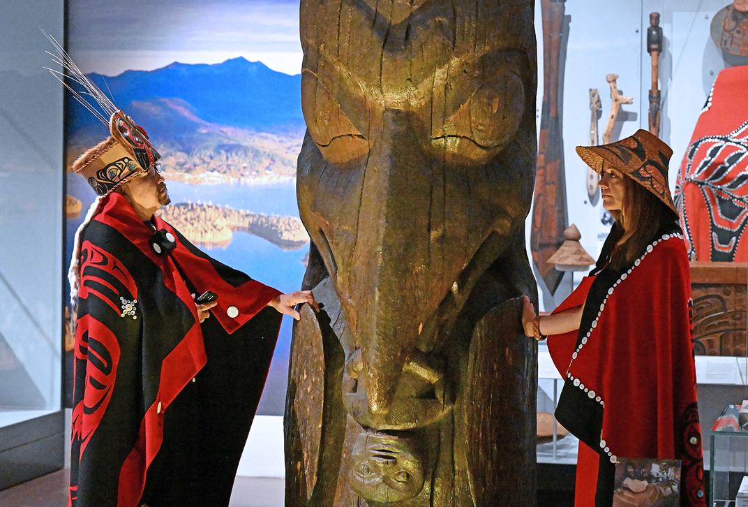 Sim’oogit Ni’isjoohl (Mr Earl Stephens) and Sigidimnak’ Nox Ts’aawit (Amy Parent) of the Nisga’a Nation with the memorial pole