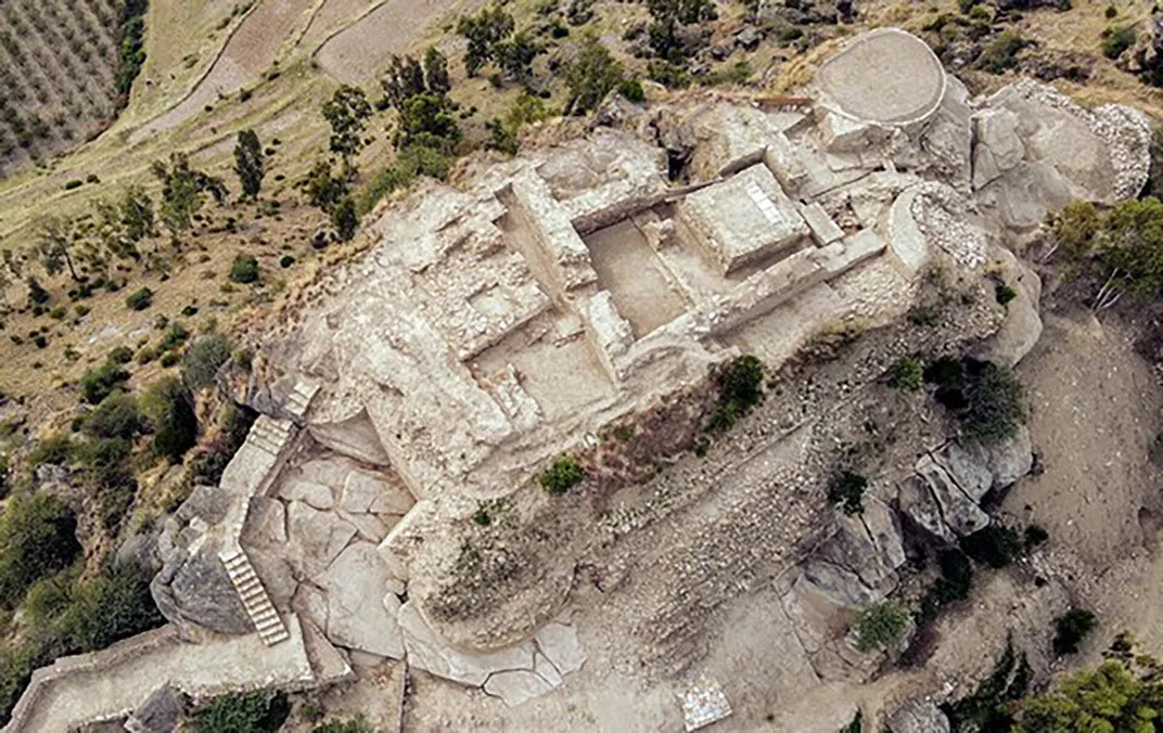 ruiny starověké akropole v poušti