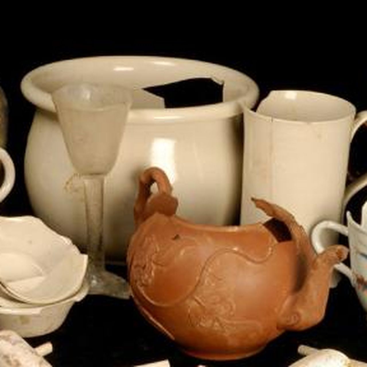 Archaeologists Discover 500 Artifacts from 18th-Century British Coffeehouse
